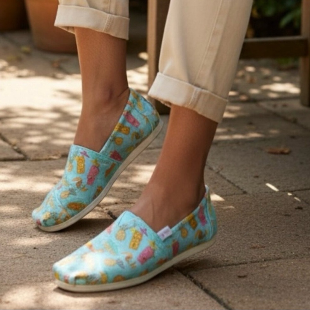 New in box Clearwater blue tropical tiki print Toms Alpargata NWT 7.5